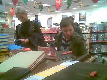 ЭКСКЛЮЗИВНЫЙ ПАКЕТ   Наш читатель познакомился с Малгосией Формниак, ходящей по магазинам на Рождество в варшавском Empik