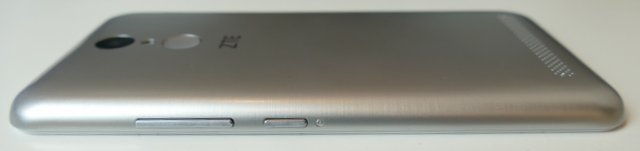 Элементы управления Blade A602 включают в себя качельку громкости, кнопку питания и три экранные кнопки Android на передней панели